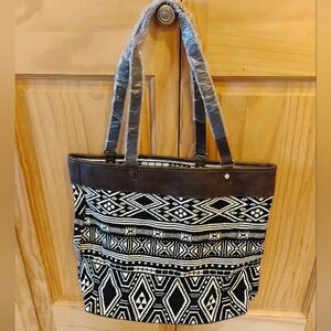 Thirty -One Reversible Tote. Rio Weave. Black and White Patterned Tote Bag